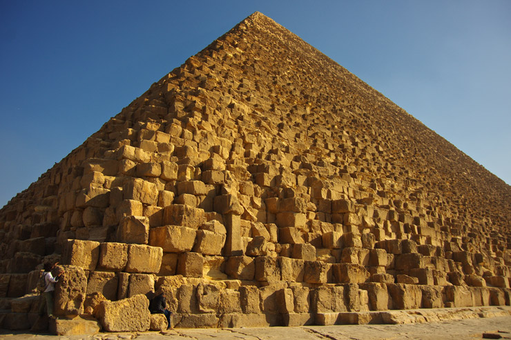 石が積みあがっているピラミッド